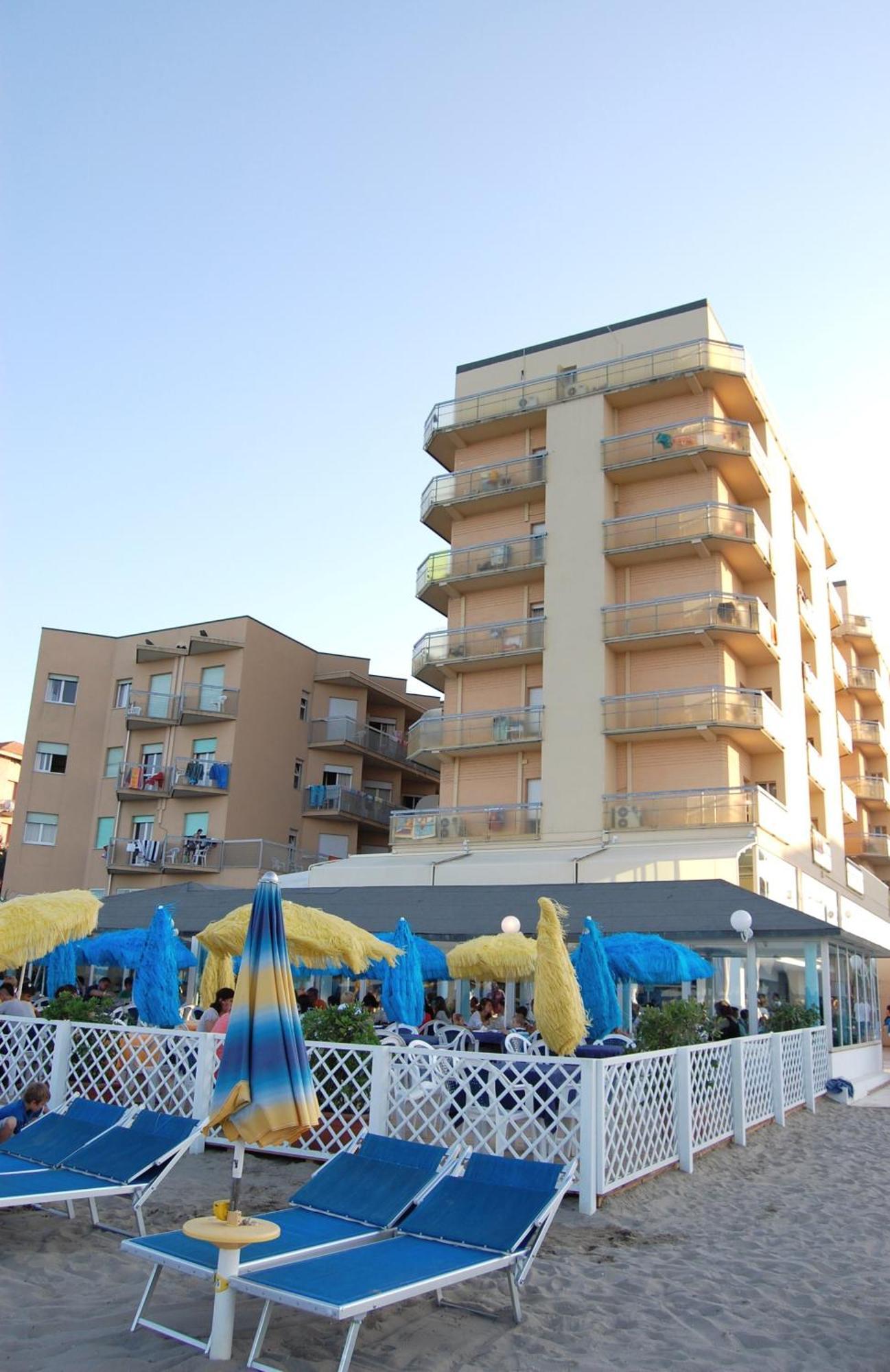 Bikini Tropicana Family Hotel Лідо-ді-Савіо Екстер'єр фото