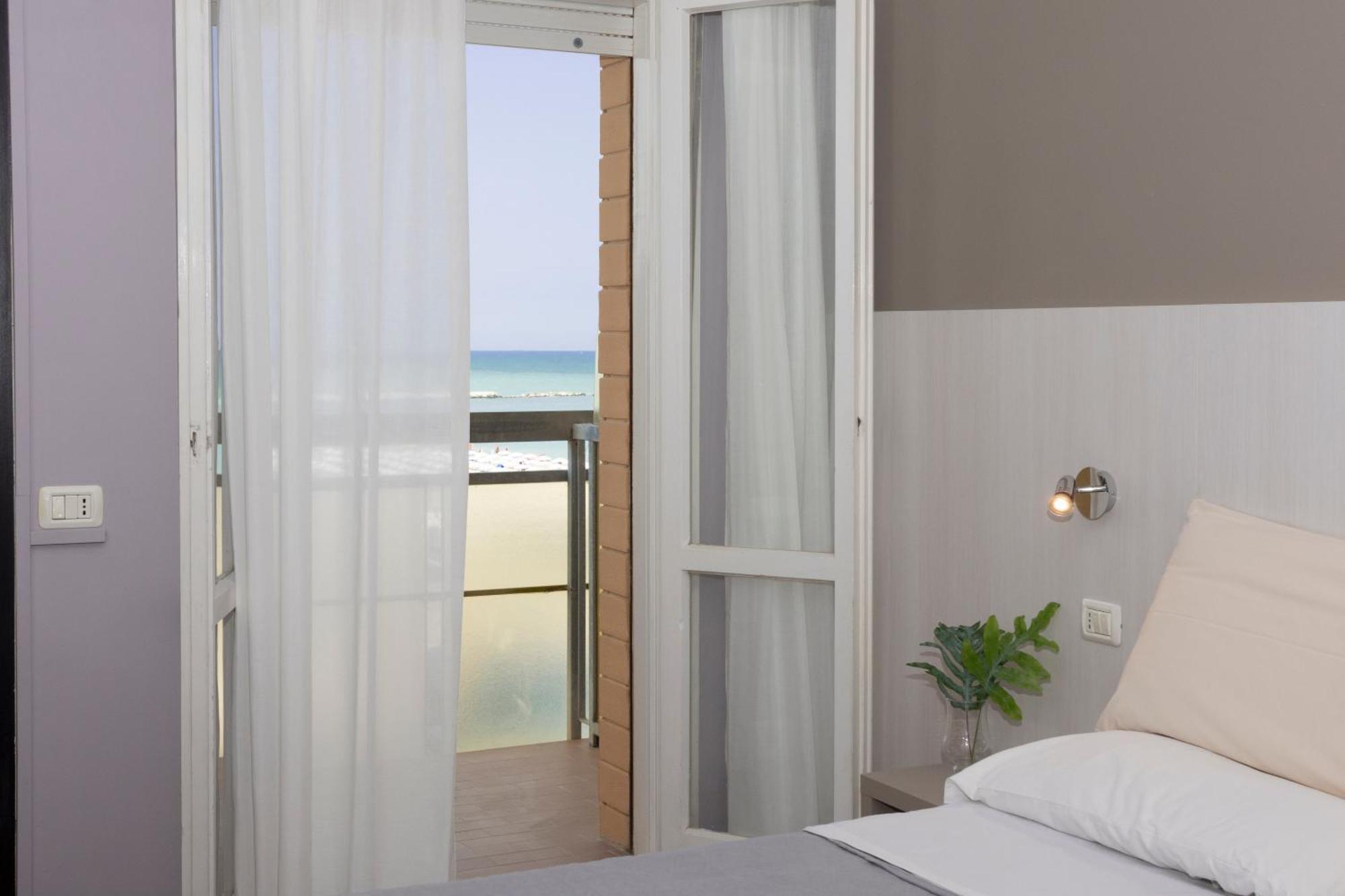 Bikini Tropicana Family Hotel Лідо-ді-Савіо Екстер'єр фото