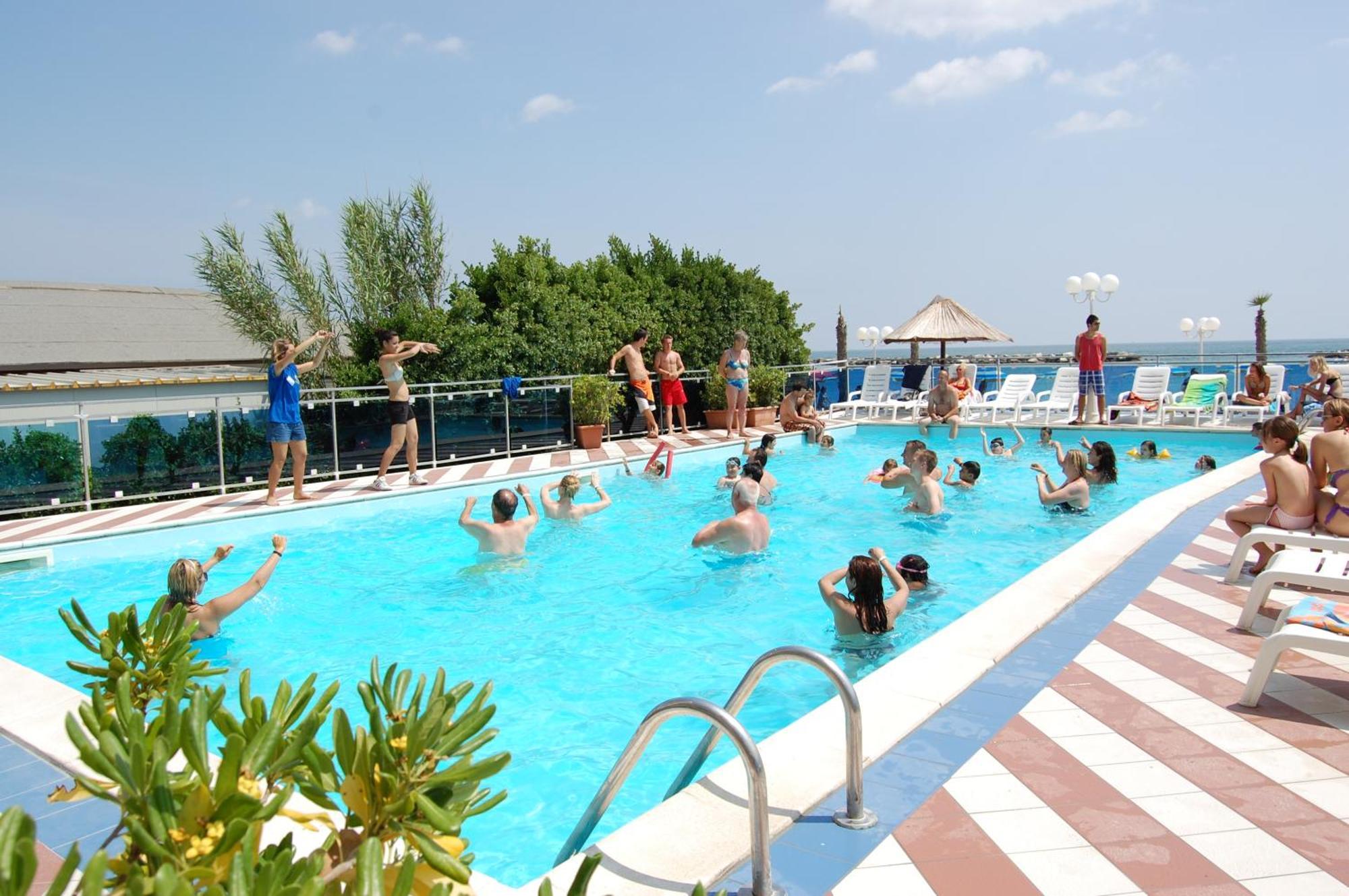 Bikini Tropicana Family Hotel Лідо-ді-Савіо Екстер'єр фото