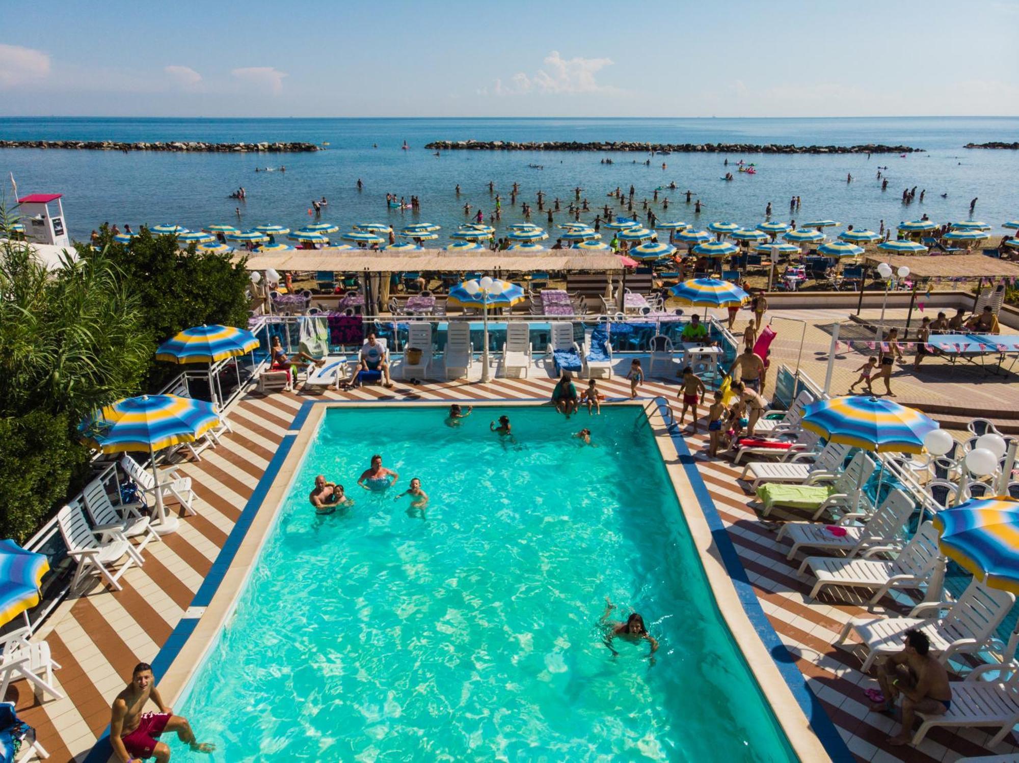 Bikini Tropicana Family Hotel Лідо-ді-Савіо Екстер'єр фото